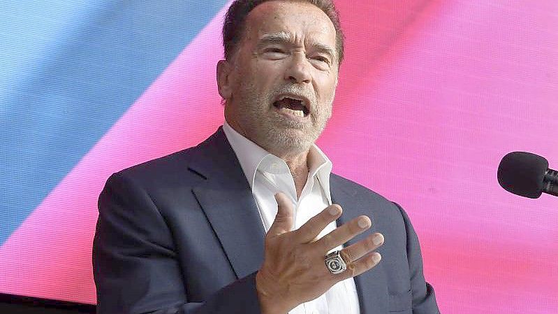Arnold Schwarzenegger, ehemaliger Bodybuilder, Schauspieler und Politiker, ruft Russen zum Kampf gegen Propaganda auf. Foto: Roberto Pfeil/dpa