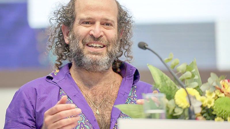 Der israelische Autor Tomer Gardi bedankt sich für den Preis der Leipziger Buchmesse. Foto: Jan Woitas/dpa-Zentralbild/dpa