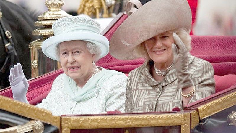 Königin Elizabeth II. überträgt ihrer Schwiegertochter Herzogin Camillamehr Aufgaben. Foto: Cpl Lynny Cash Raf/MOD/epa/dpa