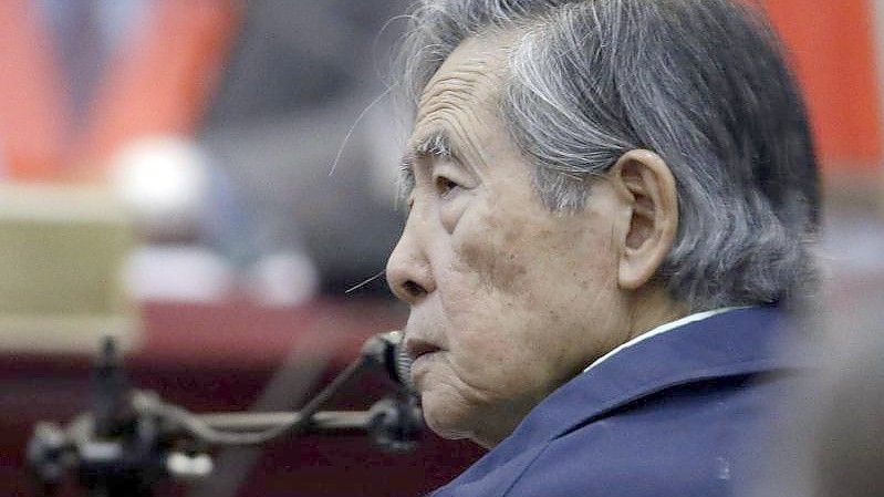 Perus ehemaliger Präsident Alberto Fujimori in einem Gerichtssaal auf einer Militärbasis. Mehr als zehn Jahre vor Ablauf seiner Haftstrafe wegen Menschenrechtsverletzungen soll Fujimori 2022 freikommen. Foto: Martin Mejia/AP/dpa