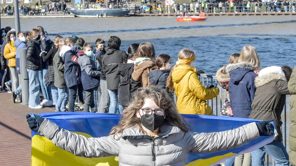 Auf diesem Bild ist eine Menschenkette in Leer zu sehen. Eine solche ist auch in Stapelmoor geplant. Foto: Ortgies/Archiv