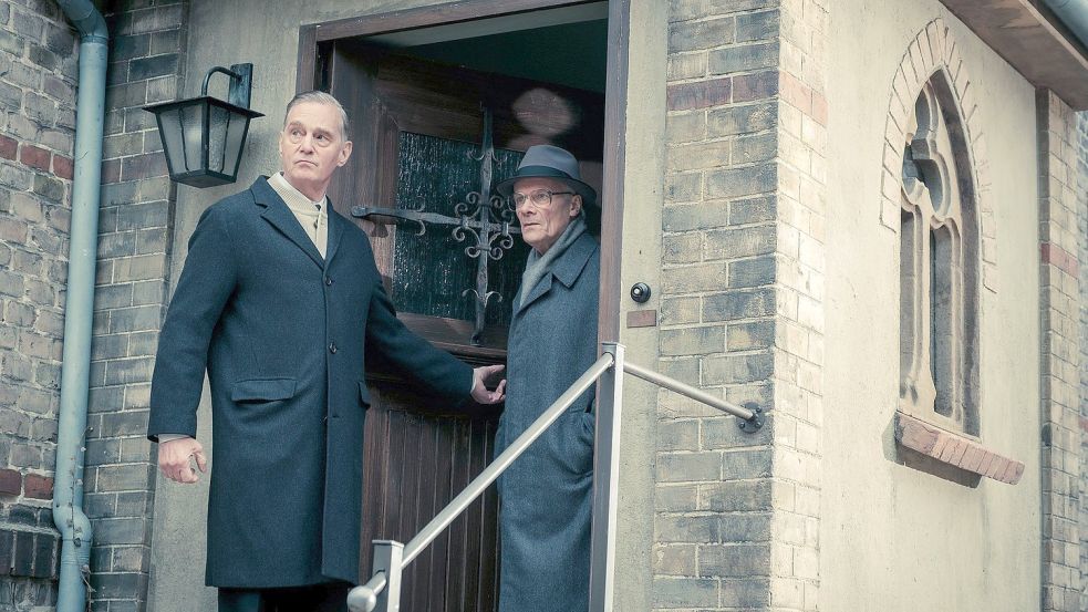 Pastor Holmer (Hans-Uwe Bauer, links) und Honecker (Edgar Selge) verlassen das Haus für einen Spaziergang im Film „Honecker und der Pastor“. Foto: Klein/ZDF/dpa