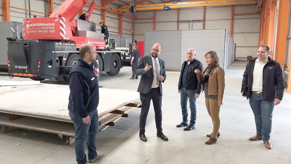 Johannes Wilhelm (DRK), der Cloppenburger Landrat Johann Wimberg, Josef Pahls (Gemeinde Lastrup), Dr. Lydia Kocar und Jan Hoffmann besichtigen die entstehende Notunterkunft in Lastrup. Foto: Kreisverwaltung