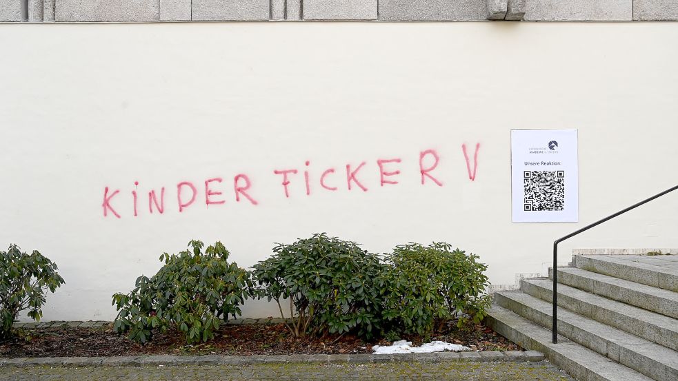 Der drastische Schriftzug wurde an die Hauswand der Katholische Akademie Bayern geschrieben, als dort Ende Januar die Pressekonferenz des Erzbistums München und Freising zum Missbrauchsgutachten in der Diözese stattfand. Bis das Bistum Münster seine Missbrauchsstudie veröffentlicht, wird es voraussichtlich noch bis Juni dauern. Foto: Hoppe/DPA