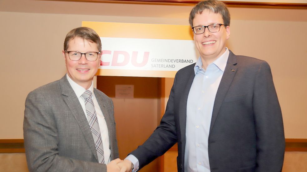 Zu Wahl des Vorsitzenden gratulierte Dr. Michael Steenken (links) seinem Nachfolger Markus Janssen.