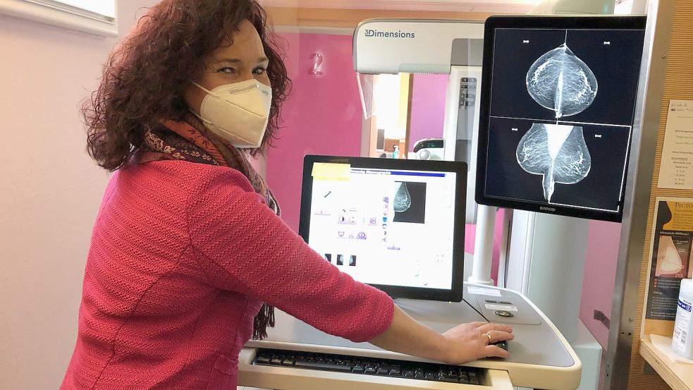 Birgitt Kampen-Neumann beschäftigt sich täglich mit der Brustkrebs-Vorsorge. Foto: Nording/Archiv