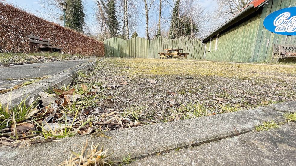 Nach der langen Pause, ist schon etwas Gras drüber gewachsen: Die Boule-Bahn bei der Paddel- und Pedalstation war nach Ärger mit den Nachbarn Anfang vergangenen Jahres geschlossen worden. Jetzt will die Gemeinde im Zuge einer Bebauungsplanänderung den Betrieb rechtssicher machen. Foto: Janßen