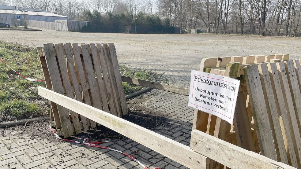 Mit provisorischen Holzkonstruktionen und Flatterband verhindert der Pächter des Schützenplatzes, dass das Areal wie bislang als Parkplatz genutzt werden kann.