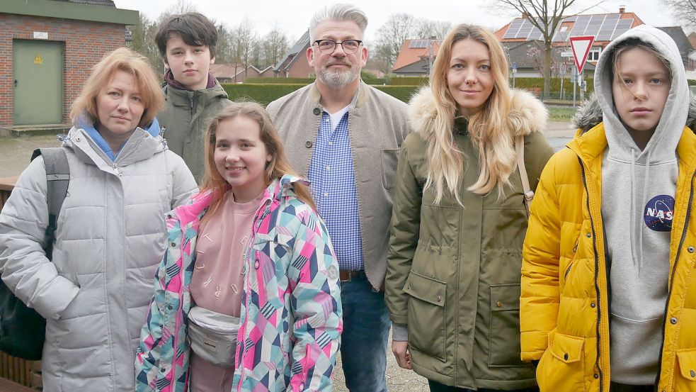 Ralph Butzin inmitten der Geflüchteten, die er nach Barßel und ins Saterland gebracht hat (von links) Svitlana Voit, ihre Kinder Makar Korolivk und Hanna Bautina, Ralph Butzin, Anastasiya Levchenko und Hlib Levchenko. Foto: Kruse