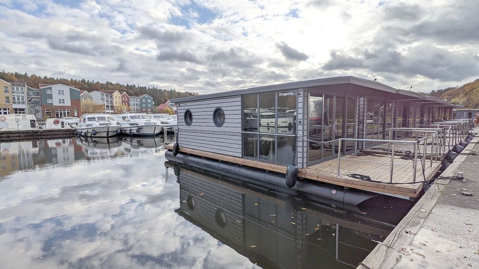So könnten nach Vorstellung der Verwaltung die Hausboote aussehen, mit denen der Hafen von Weener touristisch aufgewertet werden soll. Foto: Unruh/Marine.Werder/Havel