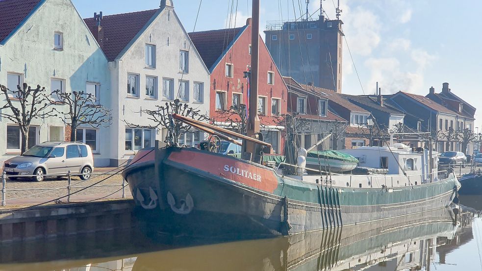 Historische Gebäude und Traditionsschiffe prägen die besondere Atmosphäre im Hafen von Weener. Foto: Gettkowski