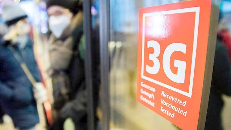 Die Deutsche Bahn streicht die 3G-Regel. In Fern- und Nahverkehrszügen bleibt die Maskenpflicht bestehen. Foto: Christoph Soeder/dpa