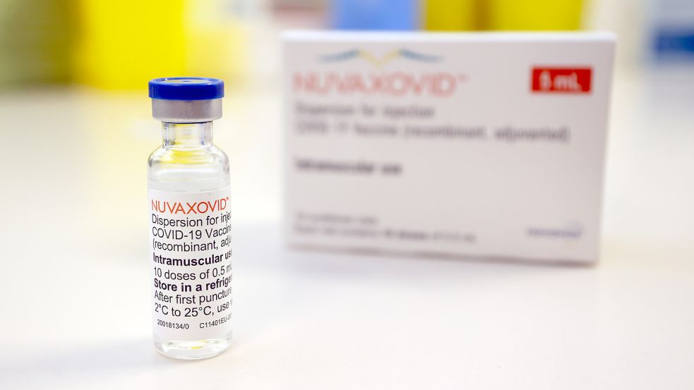 Eine Packung des frisch ausgelieferten Impfstoffs von Novavax. Foto: Hildenbrand/dpa