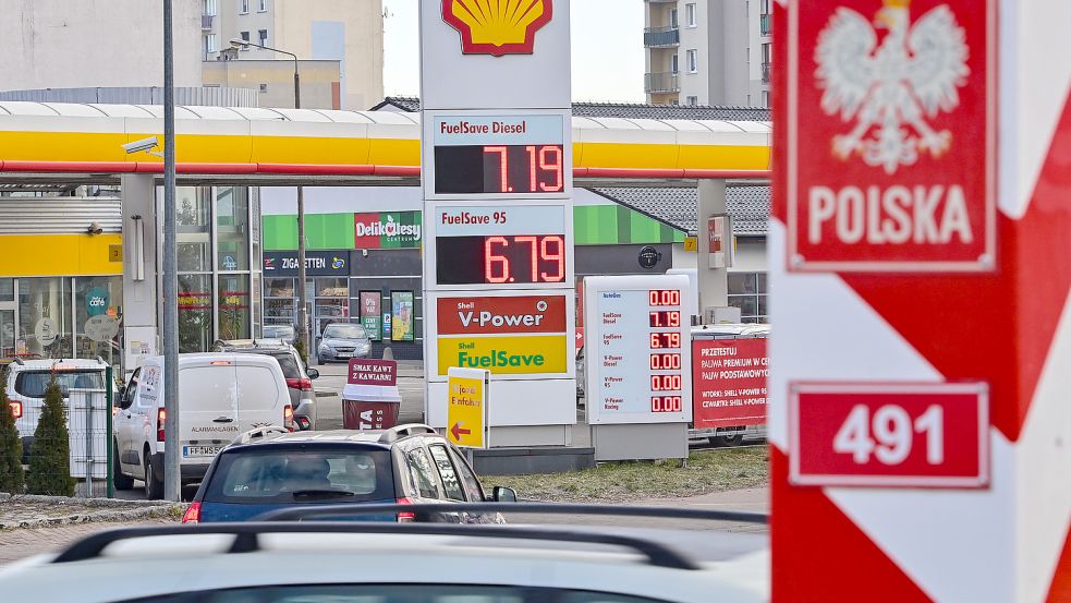 Auf einer Anzeige einer Tankstelle kostet der Liter Diesel 7,19 Zloty (aktuell umgerechnet 1,46 Euro). Tanken ist auch in Polen so teuer wie nie, aber immer noch um einiges günstiger als im benachbarten Deutschland. Hier kostete zum Vergleich am Morgen der Liter Diesel 2,24 Euro. Foto: dpa/Patrick Pleul
