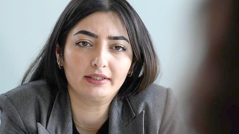 Reem Alabali-Radovan (SPD), Staatsministerin und Beauftragte der Bundesregierung für Migration, Flüchtlinge und Integration, beim dpa-Interview im Bundeskanzleramt. Foto: Bernd von Jutrczenka/dpa