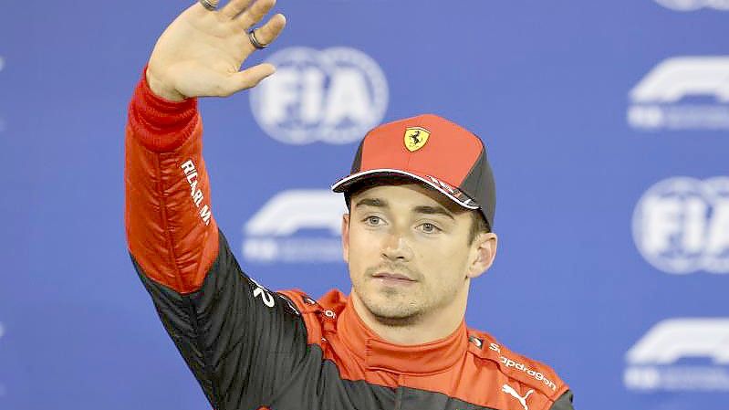 Ferrari-Pilot Charles Leclerc aus Monaco feiert seine Pole Position in Bahrain. Foto: Giuseppe Cacace/AFP POOL/AP/dpa