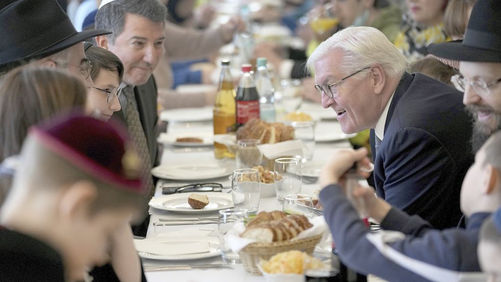 Erster Kontakt beim Gabelfrühstück: Bundespräsident Frank-Walter Steinmeier (r) spricht mit aus der Ukraine geflüchteten Kindern und Jugendlichen aus der jüdischen Gemeinde in Odessa. Foto: dpa