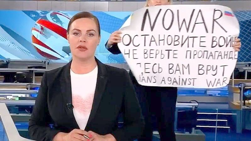 Marina Owssjannikowa protestiert in der abendlichen Hauptnachrichtensendung des russischen Staatsfernsehens gegen den Ukraine-Krieg. Foto: ---/Social Media/dpa