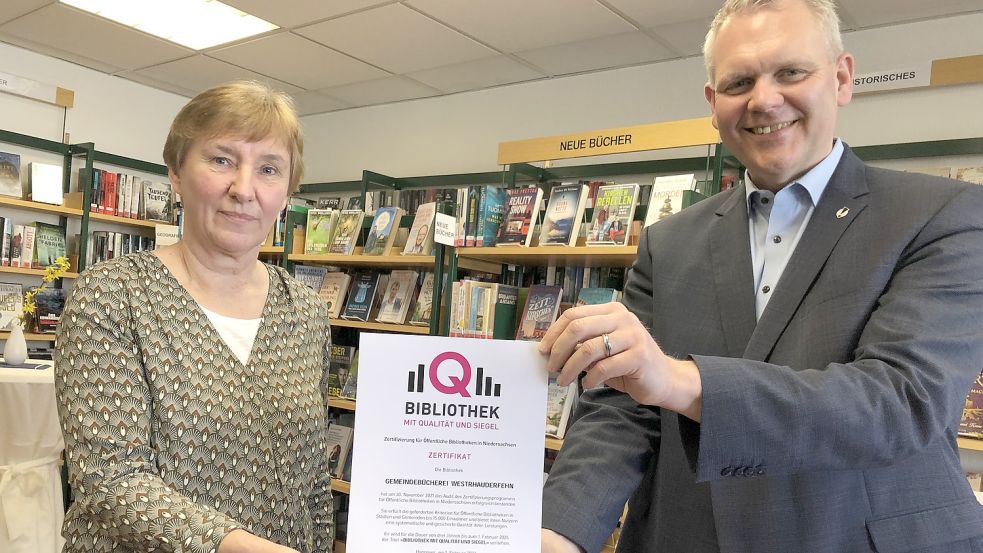 Niedersachsens Kulturminister Björn Thümler überreichte Bücherei-Leiterin Bärbel Poelmann die Urkunde. Foto: Zein