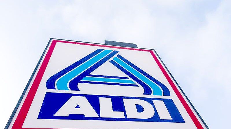 Mit der Erfindung des Discounters hat Aldi-Gründer Theo Albrecht den Lebensmittelhandel revolutioniert. Foto: Rolf Vennenbernd/dpa