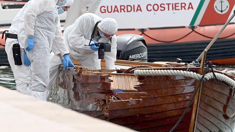 Forensiker begutachten im Juni 2021 den Schaden an dem Ruderboot. Jetzt sind die Unfallverursacher zu Haftstrafen verurteilt worden. Foto: Gabriele Strada/AP/dpa