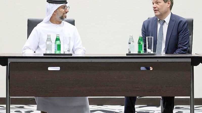 Wirtschaftsminister Robert Habeck führt in den Vereinigten Arabischen Emiraten (VAE) Gespräche über mögliche Energieimporte. Foto: Bernd von Jutrczenka/dpa