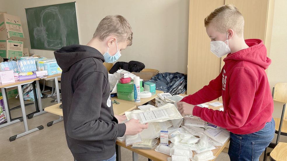 Viele Schüler halfen beim Sortieren der Spenden. Foto: Schule