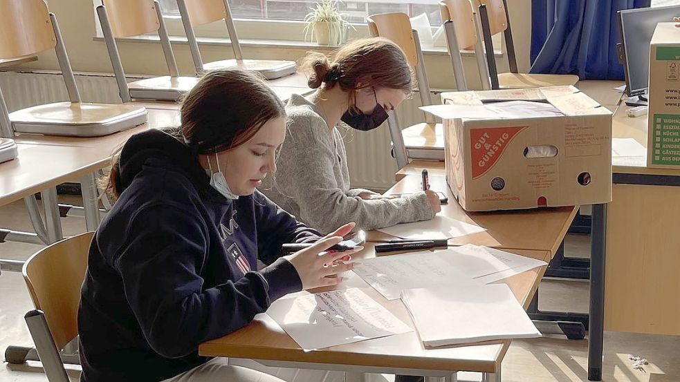 Die Schülerinnen Anastasia Tschernysch (links) und Alina Nossenko beschrifteten die Kartons auf Deutsch und Russisch. Foto: Schule