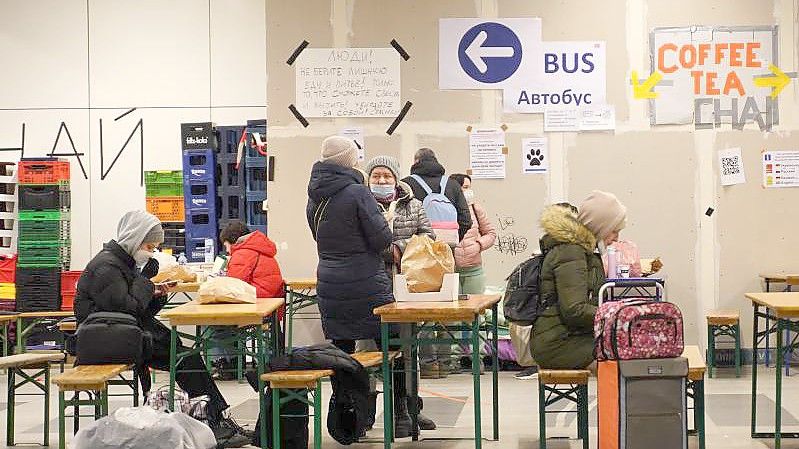 Nahrung und Tipps für die Weiterfahrt erhalten ukrainische Flüchtlinge an einer Anlaufstelle im Berliner Hauptbahnhof. Foto: Joerg Carstensen/dpa