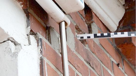 In den Mauern des Bingumger Schulgebäudes gibt es tiefe Risse. Foto: Stadt Leer