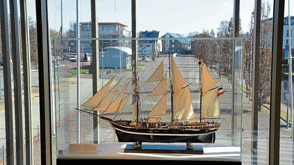 Der gläserne Anbau an den Zeitspeicher gewährt einen Blick über dieses Schiff-Modell hinweg nach draußen.