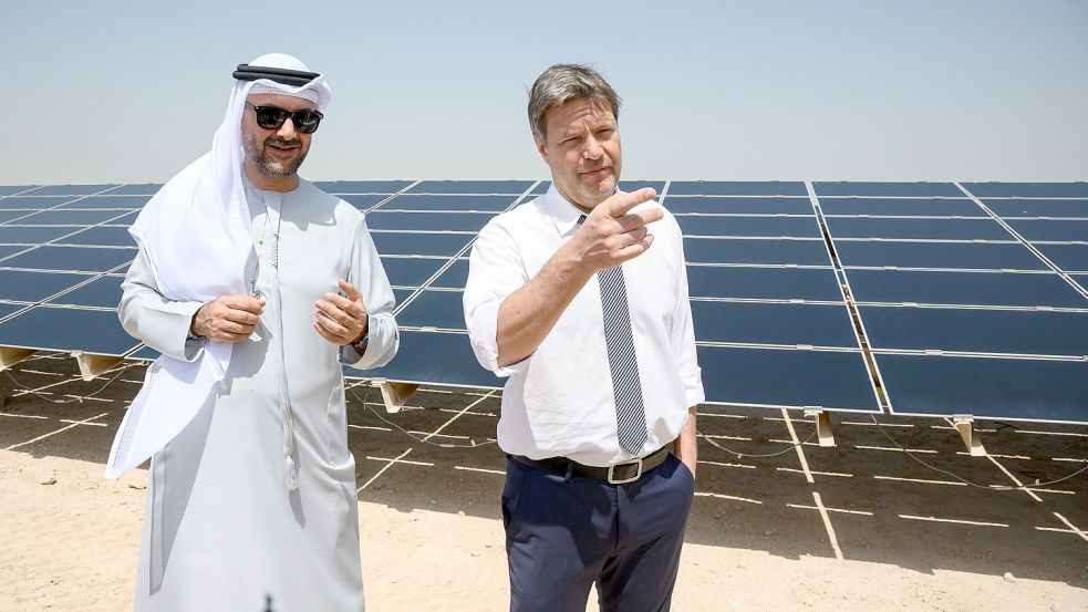 Bittsteller im Nahen Osten: Bundeswirtschaftsminister Robert Habeck, hier bei einer Besichtigung in den Vereinigten Arabischen Emiraten. Foto: von Jutrczenka/dpa