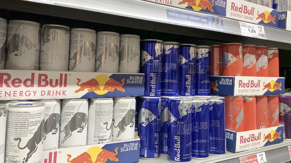 In den Supermärkten gibt es viele verschiedene Sorten von Energy-Drinks. Foto: Zein