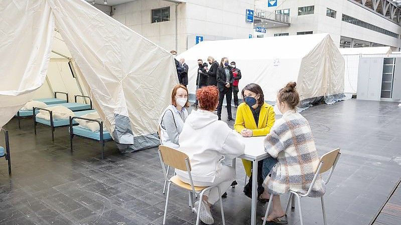 Außenministerin Annalena Baerbock (2.v.r.) bei einem Besuch einer Notunterkunft für Geflüchtete aus der Ukraine in Hannover. Foto: Moritz Frankenberg/dpa-Pool/dpa