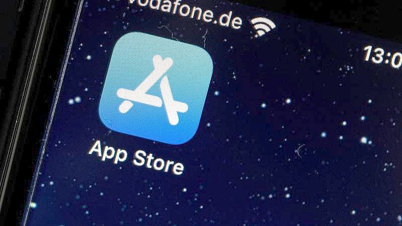 Das Logo des App Stores ist auf einem Bildschirm zu sehen. Foto: Fabian Sommer/dpa