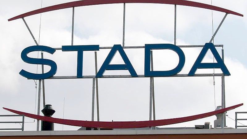 Das Firmenlogo von Stada auf einem der Gebäude am Firmensitz des Arzneimittelherstellers. Foto: Frank Rumpenhorst/dpa