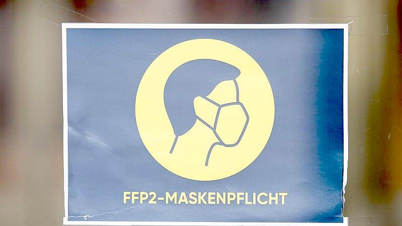 In einigen Bundesländern wird die Maskenpflicht wohl über den 2. April hinaus gelten. Foto: Christophe Gateau/dpa