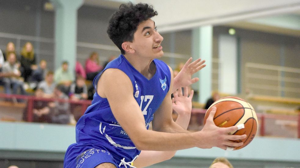 Die Logabirumer Basketballer (am Ball Kerem Baysalli) können nun nicht mehr in der BBS-Halle trainieren – und dort erstmal auch keine Spiele austragen. Foto: Meiborg