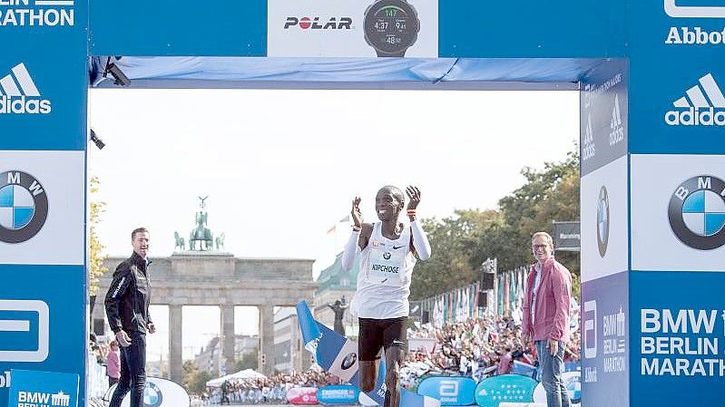 Eliud Kipchoge hatte 2018 in 2:01:39 Stunden den Marathon-Weltrekord in Berlin aufgestellt. Foto: Soeren Stache/dpa
