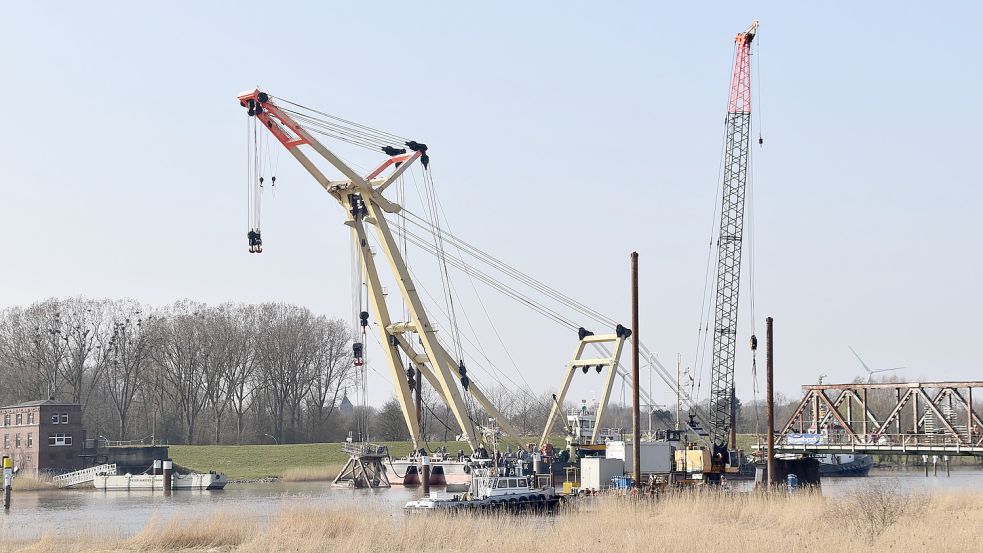 Beim Rückbau der zerstörten Eisenbahnbrücke kommt aktuell der große Schwimmkran „Enak“ zum Einsatz. Foto: Ammermann