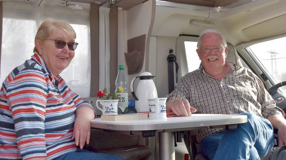 Die Stimmung bei Doris Winkler (links) und Gerd Martens ist gut - sie haben sich aufgrund des frühlingshaften Wetters zu einem Urlaub in Westoverledingen entschieden.