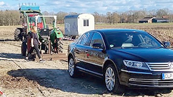 Mit seinem Phaeton trat der Ramsloher Stephan Schulte beim ersten FKK-Pulling im Saterland gegen den 54 Jahre alten Deutz-Traktor von Ulrich Tebben an. Schulte unterlag mit dem VW klar gegen Tebbens Trecker. Das Publikum hatte seinen Spaß. Und: Es kamen fast 2000 Euro Spenden für die Ukraine zusammen. Foto: privat