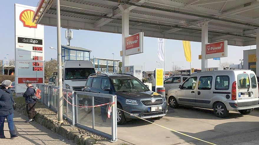 1,70 Euro für einen Liter Diesel und 1,91 für den Liter Super: An der Tankstelle in Westerland war die Preise zeitweise günstig im Vergleich zu den horrenden Spritkosten andernorts. Foto: Nils Leifeld