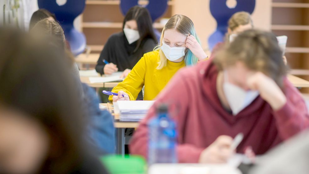 In Niedersachsen werden weniger Klausuren geschrieben, weil das Land die Schüler wegen Corona entlasten will. Das kann nach hinten losgehen. Foto: Stratenschulte/dpa
