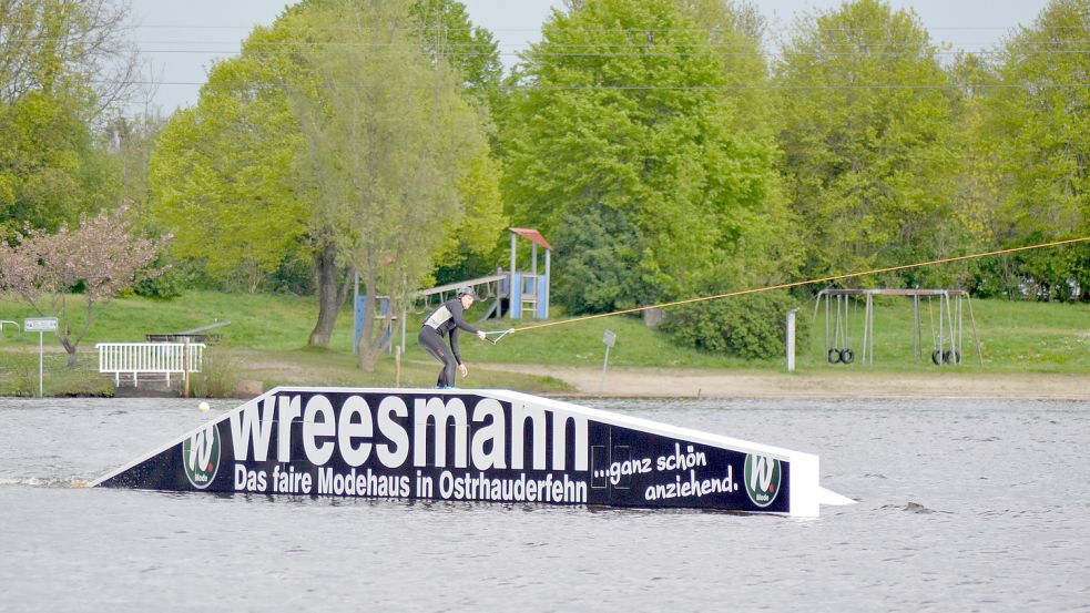 Das neue Hindernis der Wasserski-Anlage am Idasee kostete 30.000 Euro. Der Kauf konnte dank einer EU-Förderung realisiert werden. Foto: Zein