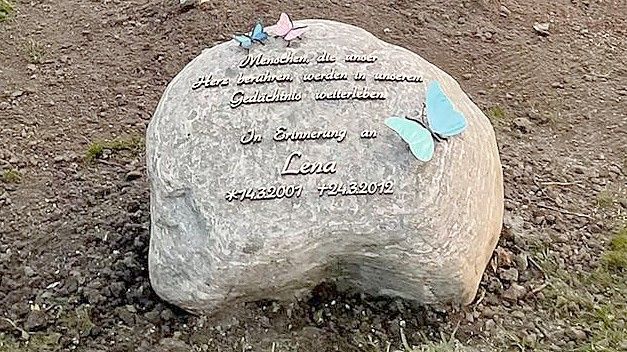 Dieser Gedenkstein erinnert an die am 24. März 2012 ermordete Lena. Foto: Stadt Emden