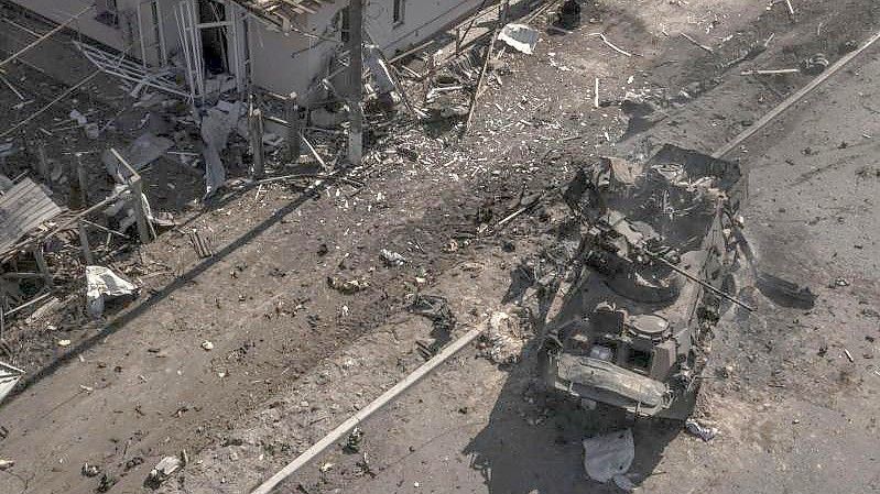 Ein zerstörter russischer Panzer auf einer Hauptstraße in der Nähe von Brovary, nördlich von Kiew. Foto: Felipe Dana/AP/dpa