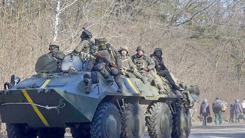Ukrainische Soldaten auf einem gepanzerten Mannschaftswagen in der Region Wyschgorod nahe Kiew. Foto: Efrem Lukatsky/AP/dpa