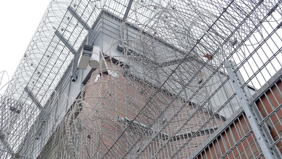 Die hohen Mauern um die JVA Oldenburg haben nichts geholfen: Das Corona-Virus hat sich unter den Inhaftierten ausgebreitet. Fast 100 Gefangene und 18 Bedienstete sind infiziert. Foto: dpa