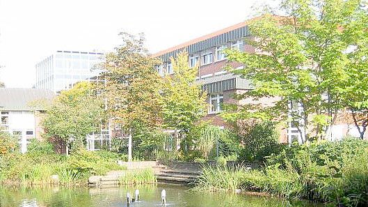 Im Kreishaus in Cloppenburg (Foto) ist der aktuelle Datenspiegel des Landkreises erstellt worden. Er bietet, optisch ansprechend präsentiert, einen Überblick über die Entwicklung der Bevölkerung und die Infrastruktur im Kreisgebiet. Foto: Landkreis